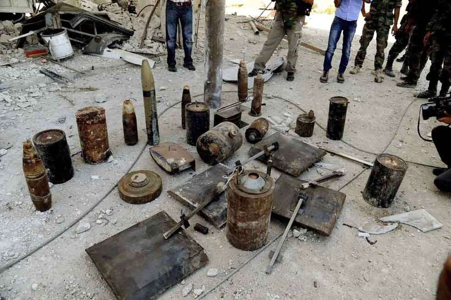 Varias bombas halladas presuntamente en el interior de túneles durante una operación llevada a cabo por soldados de la Armada siria, en la población de Shabaa, en Damasco.
