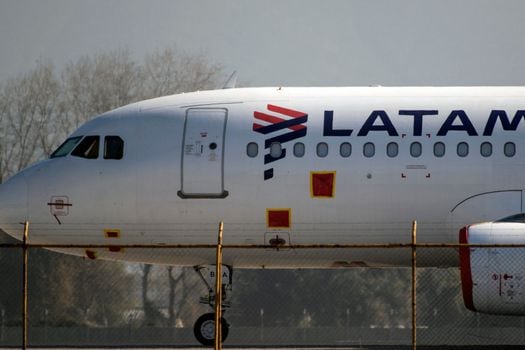Avión de Latam Airlines en la pista del Aeropuerto Internacional de Santiago. - Imagen de referencia