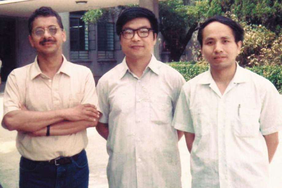 Los traductores de Cien años de soledad al chino (primera edición oficial), Huang Jinyan (centro) y Chen Quan con Eduardo Márceles Daconte, Shanghai 1987.