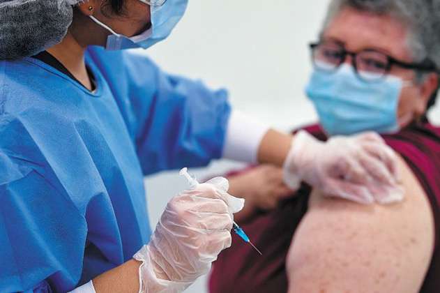 Comienza aplicación de tercera dosis de vacuna para mayores de 60 años