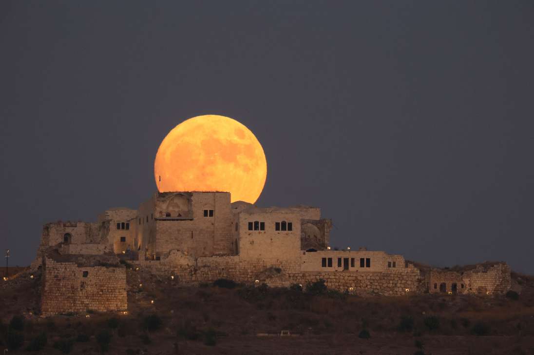 Rosh Haayin (Israel), 30/08/2023.- Super Blue Moon rises above ancient fortress in Migdal Tsedek National Park near Rosh Haayin, Israel, 30 August 2023. This second Super Moon in August will also be the last Blue Moon until 2037. People in different parts of the world will be able to see a 'Supermoon' where the Moon comes to its closest point to the Earth. EFE/EPA/ABIR SULTAN