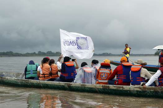 Fotografía de archivo fechada el 29 de octubre de 2021 que muestra a Integrantes de la Comisión de la Verdad mientras navegan el río Arauca, en la población de Puerto Contreras (Colombia).
