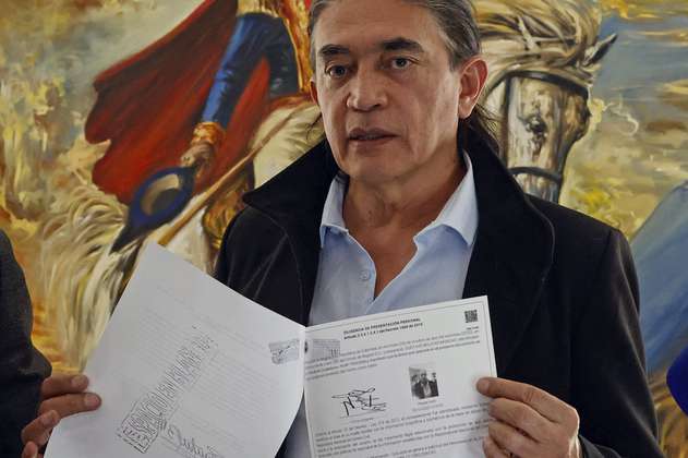 Bolívar firmó en una notaría que no detendrá el Metro, pese lo dicho en su campaña