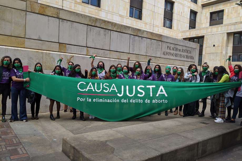 Imagen de mujeres que integran el colectivo Causa Justa el 16 de septiembre de 2020, día en que radicaron la demanda ante la Corte Constitucional. / Causa Justa