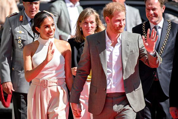 Duesseldorf (Germany), 06/09/2022.- Britain's Prince Harry (R) and his wife Meghan (L), the Duke and Duchess of Sussex, wave to onlookers as they arrive for their visit to represent the '6th Invictus Games 2023', in Duesseldorf, Germany, 06 September 2022. The Invictus Games 2023 will take place from 09 to 16 September 2023 in Duesseldorf and are intended for military personnel and veterans who have been psychologically or physically injured in service. (Duque Duquesa Cambridge, Alemania, Reino Unido) EFE/EPA/SASCHA STEINBACH SASCHA STEINBACH