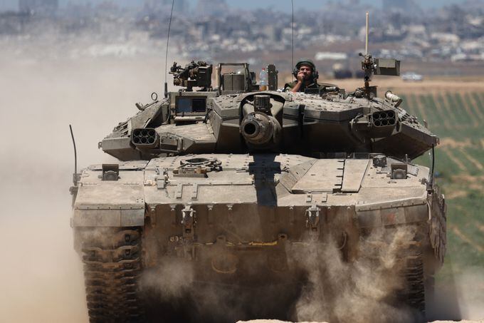 Tanques israelíes atacan los únicos dos hospitales en función en el norte de Gaza 