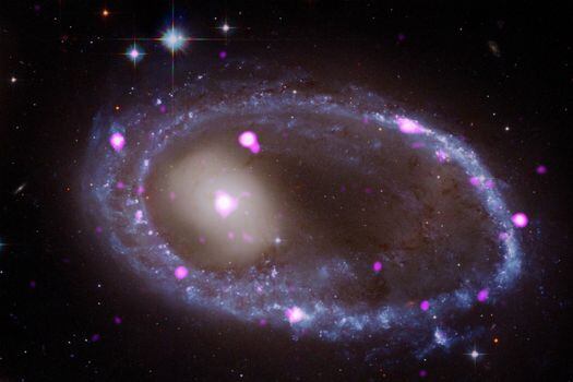 Algunos de estos agujeros negros o estrellas de neutrones tienen estrellas compañeras cercanas, y gas sifón de su compañero estelar. / CHANDRA X RAY OBSERVATORY