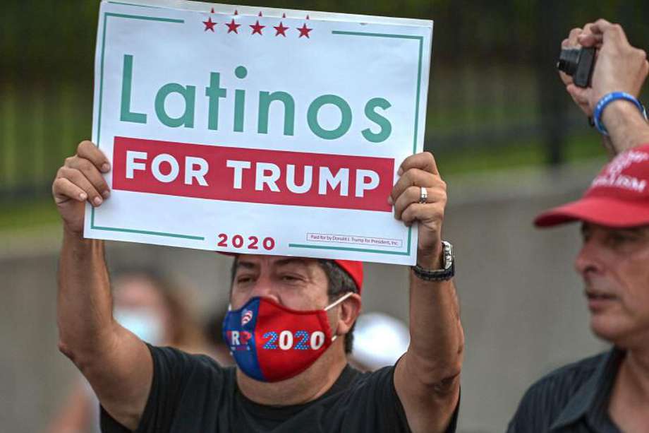 Imagen de archivo: un hombre sostiene una pancarta de "Latinos for Trump".