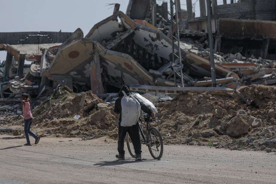 Palestinos desplazados internamente caminan por la carretera Salah Al Din tras una orden de evacuación emitida por el ejército israelí, en Rafah, sur de la Franja de Gaza, sur de la Franja de Gaza, 9 de mayo de 2024. El 6 de mayo, las Fuerzas de Defensa de Israel (FDI) pidieron a los residentes del este de Rafah evacuar "temporalmente" a una zona humanitaria ampliada.
