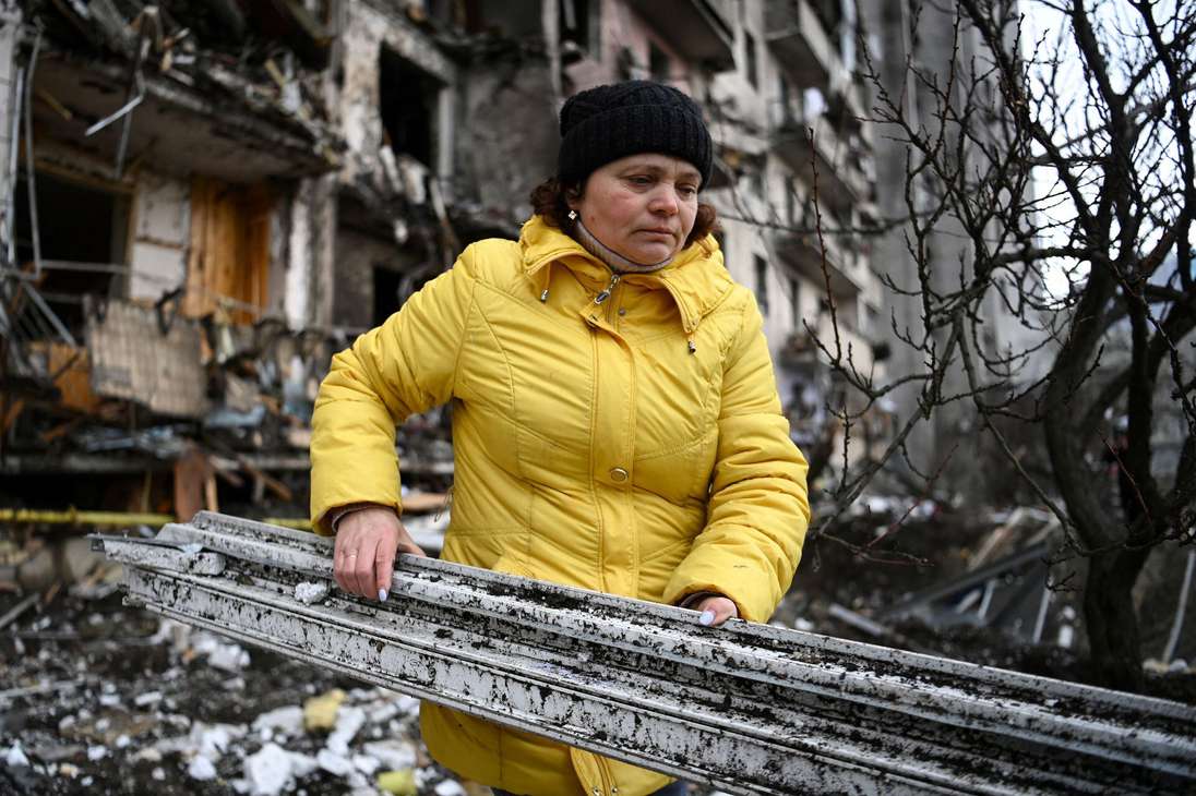 A su vez, el asesor del ministro del Interior, Anton Herashchenko, informó que los militares ucranianos derribaron un avión ruso, que al estrellarse con un edificio residencial le prendió fuego.