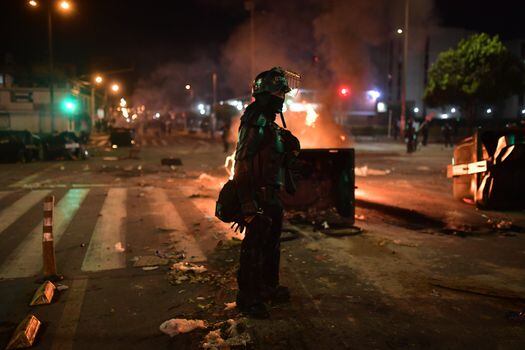 En las noches se han registrado en Bogotá enfrentamientos entre la fuerza pública y manifestantes. 
