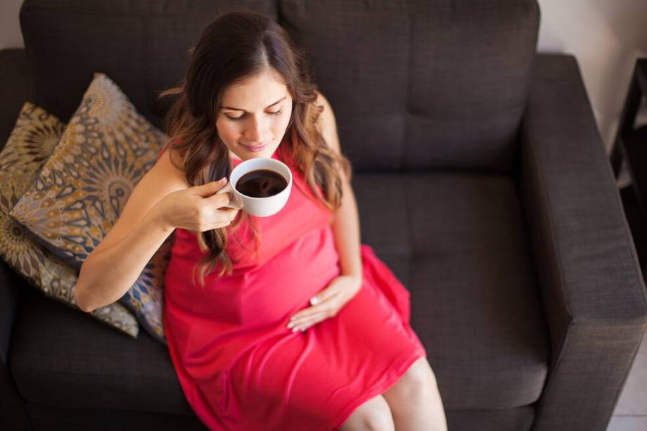 Un reciente estudio reveló que los bebés de madres que bebieron café durante el embarazo sí nacieron con una diferencia en su estatura.