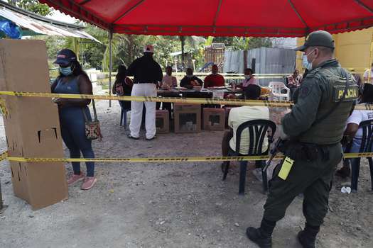  Ciudadanos ejercen el derecho al voto en un puesto de votación en el corregimiento de Guarapito, del Medio San Juan en el departamento de Chocó.