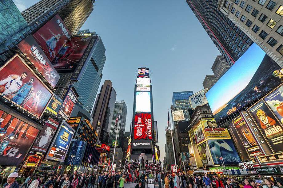 Miles de personas que viajan a Nueva York en diciembre suelen acudir cada año a Times Square para celebrar el fin de año; esta vez sólo podrán celebrar los vacunados contra el COVID-19. 