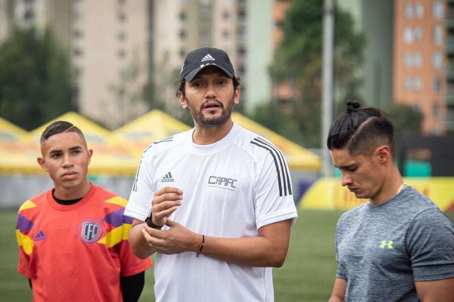 El exfutbolista bogotano Abel Aguilar ayuda a capacitar a líderes comunitarios. / FCF