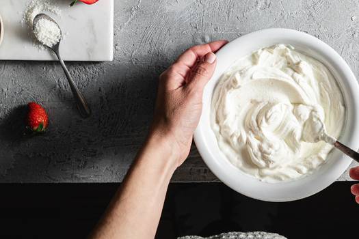 La crema chantilly es una deliciosa crema batida endulzada que se utiliza comúnmente para decorar postres, pasteles y frutas.