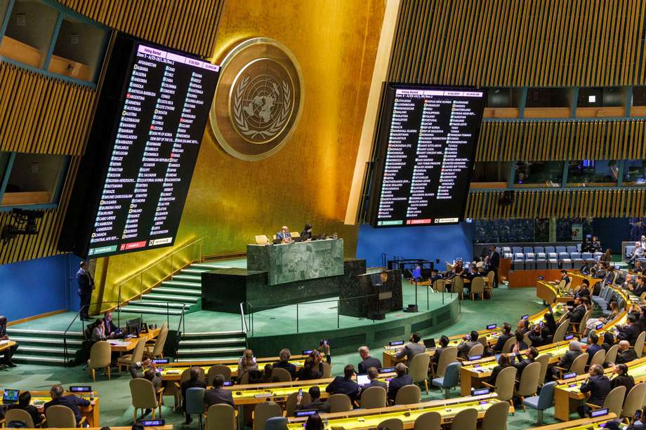 La Asamblea General de las Naciones Unidas vota sobre la candidatura palestina para convertirse en miembro de pleno derecho de la ONU, que finalmente fue aprobada en la Sede de las Naciones Unidas en Nueva York, Nueva York, EE. UU., el 10 de mayo de 2024.
