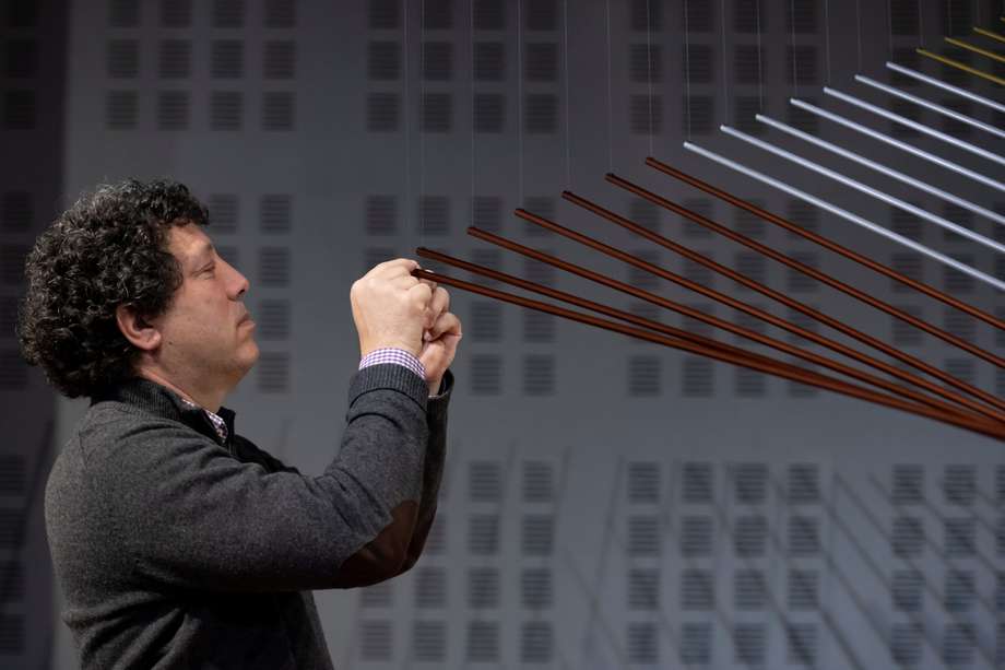 El artista venezolano, Elías Crespín, posa frente a su obra exhibida en la Cité de la Musique en París. Es uno de los punicos dos artistas vivientes con obras expuestas en el Museo Louvre. EFE/EPA/IAN LANGSDON
