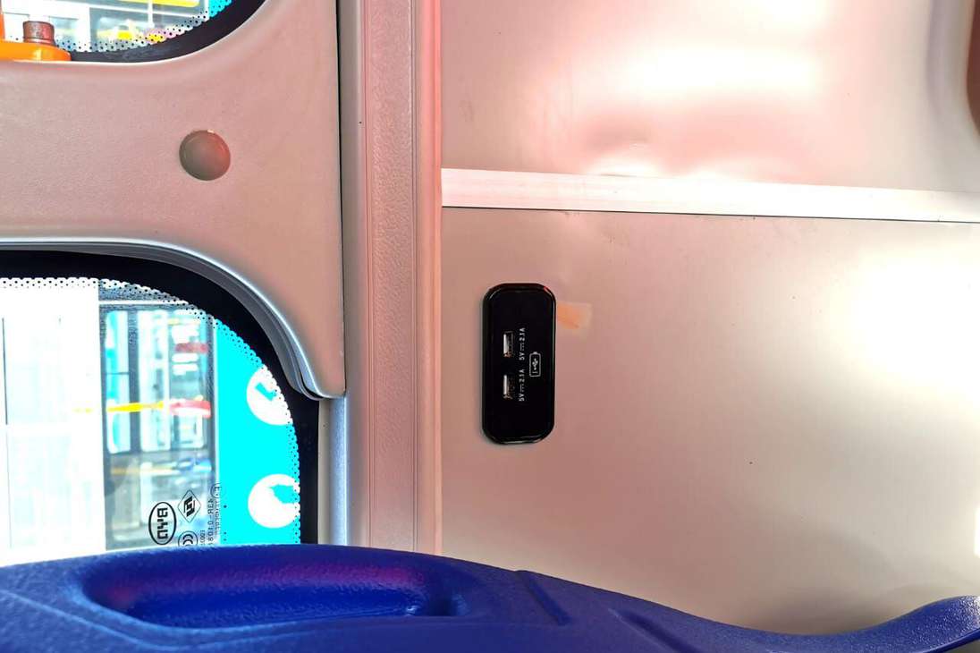 Además de los puntos de carga para celular, cuentan con Wifi para conexión de los pasajeros.