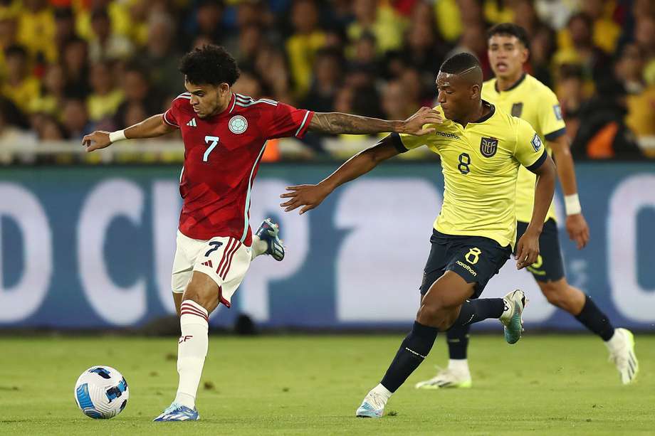 Carlos Gruezo (d) de Ecuador disputa el balón con Luis Díaz de Colombia.