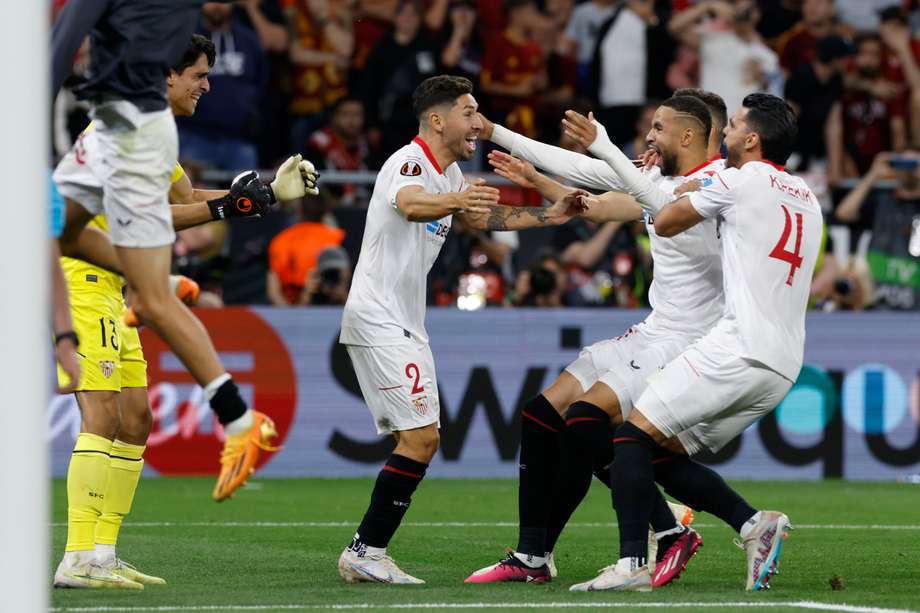 Los jugadores de Sevilla celebran tras la tanda de penaltis. 
