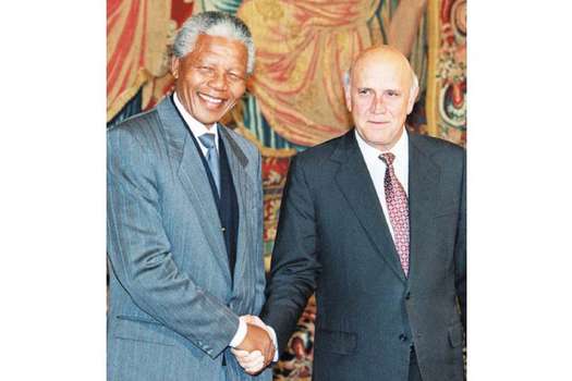 Nelson Mandela y Frederik de Klerk en el apretón de manos que selló la paz en Sudáfrica. / AFP