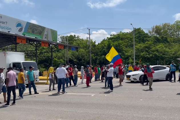Protesta por reactivación de peaje en Turbaco: carros pasan sin pagar (video)