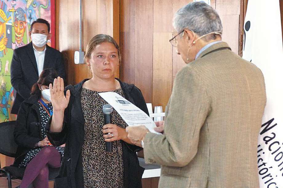 El 28 de enero de 2022, Darío Acevedo había posesionado a Laura María Ortiz como directora del Museo de la Memoria.