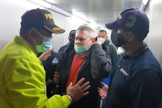 Carlos Mattos, minutos después de aterrizar en Colombia luego de su extradición desde España el pasado 17 de noviembre. / AFP