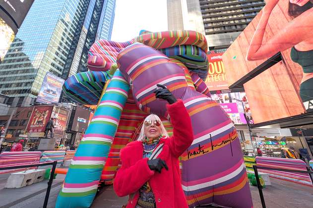 La argentina Marta Minujín expone en Times Square una escultura hinchable de 9 metros