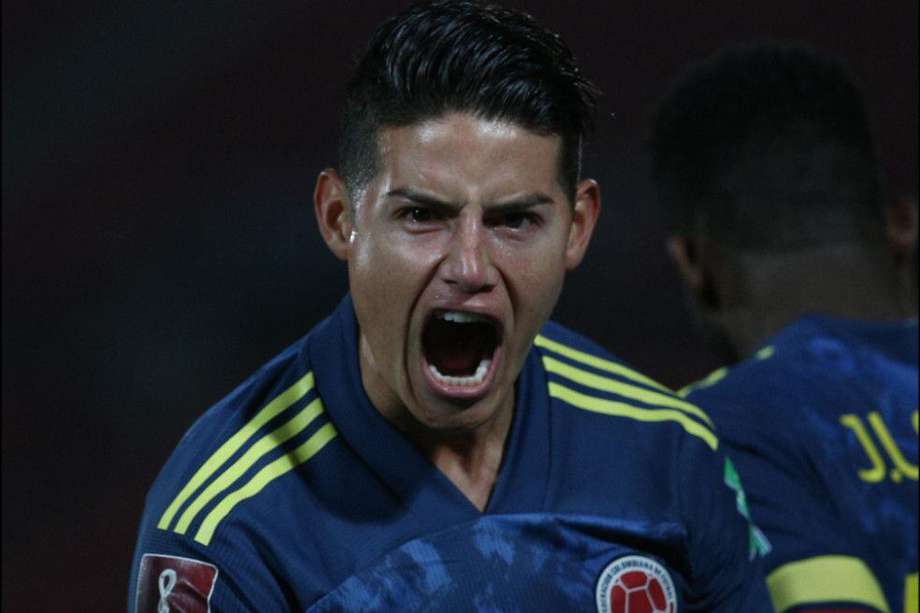 James Rodríguez celebra el gol de Falcao que dio el empate a la selección Colombia a Chile en la segunda fecha de la eliminatoria para el Mundial Catar 2022.
