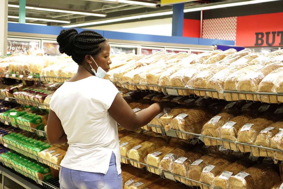 Como en todo el mundo, esta mujer en un supermercado de Harare, Zimbabwe, revisa los precios de los alimentos que han subido enormemente por la invasión rusa a Ucrania. EFE/EPA/AARON UFUMELI
