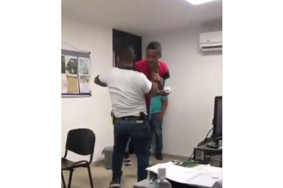 Captura del video en donde se evidencia como un policía golpea a capturado en Barranquilla. 