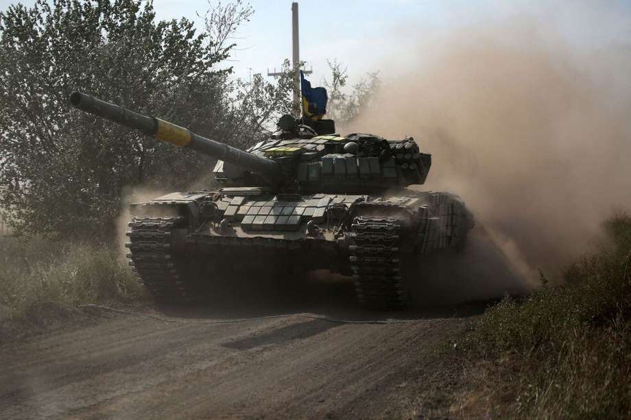 Un tanque ucraniano rueda por una carretera en la línea del frente en la región de Donetsk.