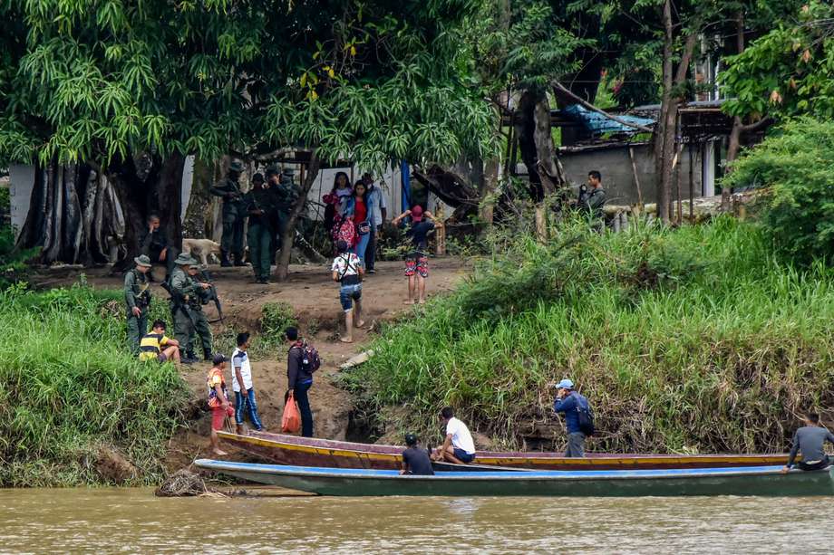 Venezolanos abordan botes para cruzar el río Arauca desde La Victoria, estado Apure, Venezuela hasta el municipio de Arauquita, departamento de Arauca, Colombia. Cerca de 6.000 personas llegaron a Arauquita huyendo de un conflicto ajeno a ellas.