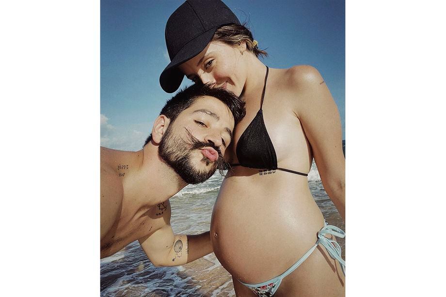 Evaluna Montaner y Camilo esperan con ansias a su primer bebé, a quien llamarán Índigo. Todavía no han revelado si es niño o niña. A través de sus cuentas de Instagram, los famosos cantantes no han parado de presumir la pancita de embarazada de Evaluna.