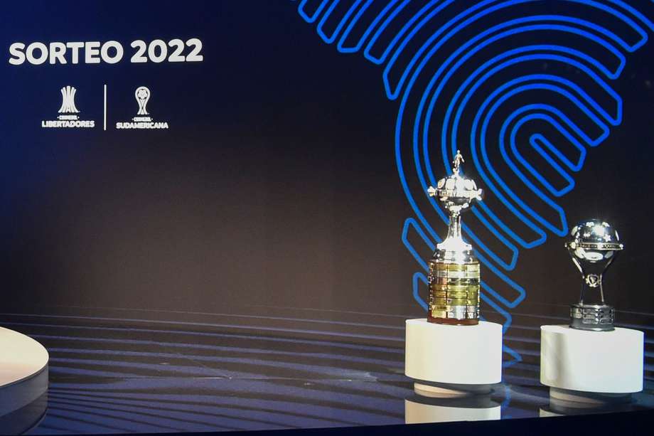 Fotografía de los trofeos de la Copa Libertadores (i) y Copa Sudamericana hoy, en el sorteo de los octavos de final de los torneos en la sede de la Conmebol en Luque (Paraguay).