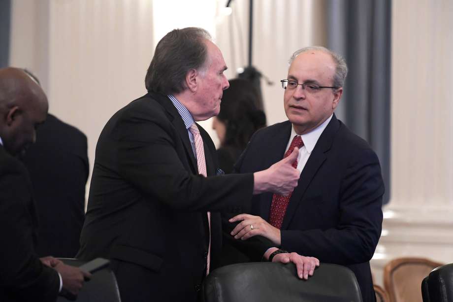 Francisco Mora (der.) y Harold Forsyth, embajadores ante la OEA de Estados Unidos y Perú. //EFE/Lenin Nolly
