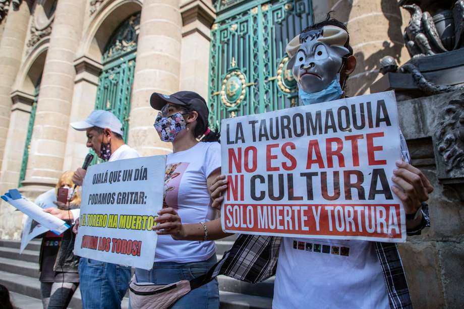 Personas protestando para prohibir las corridas de toros frente a la sede del Congreso de Ciudad de México, en México. 
