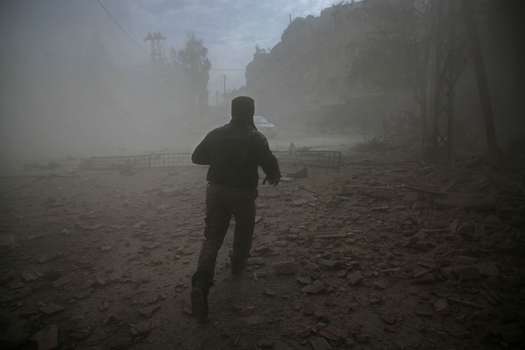 Durante siete años Siria ha sido azotada por la guerra. Los sirios enfrentan a diario bombardeos.  / AFP
