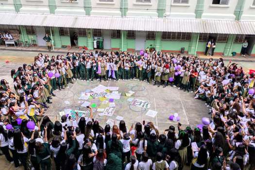 Niñas se manifiestan contra el acoso sexual en el colegio CEFA de Medellín.