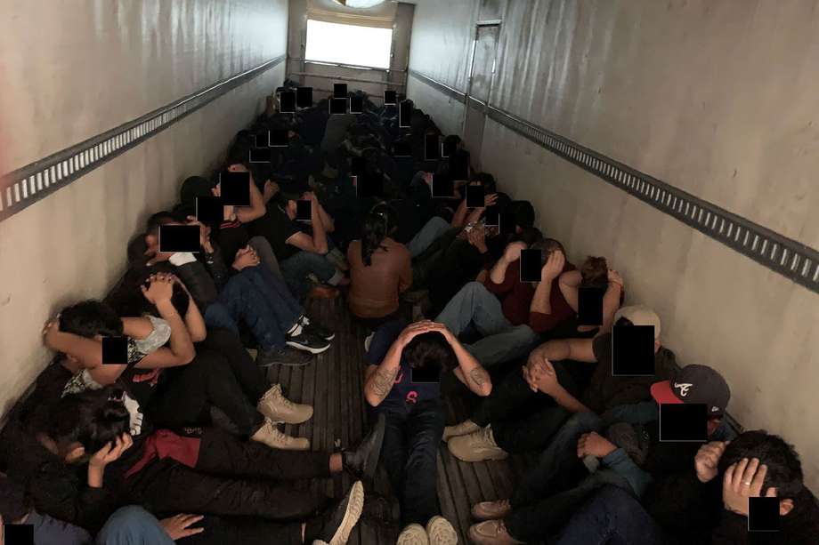 Fotografía cedida por el Departamento de Justicia de Estados Unidos donde se aprecia la caja de un tráiler llena de inmigrantes indocumentados que son transportados en condiciones peligrosas desde México a Estados Unidos.