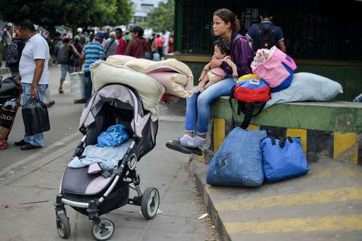 Venezolanos tras cruzar el Puente Internacional Simón Bolívar.  / AFP