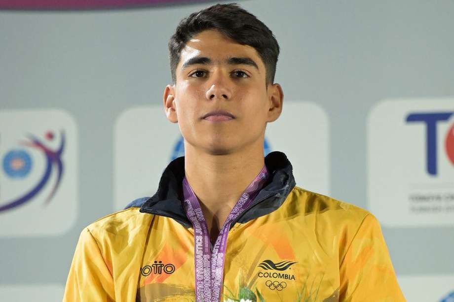 Ángel Barajas en el podio del Mundial Juvenil de Gimnasia.