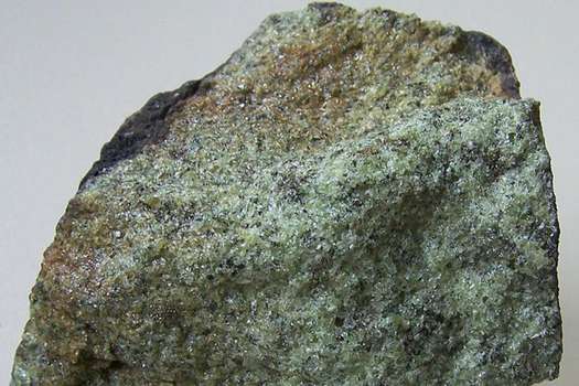 La peridotita, una roca ultramáfica que se erosionó con el tiempo y contribuyó a la composición y formación de la corteza continental. / Woudloper - Wikicommons