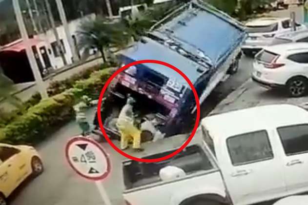 Video: el momento en el que un camión de basura queda enterrado en vía de Ibagué