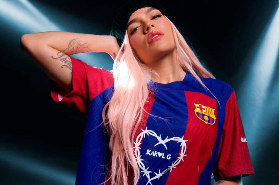 La cantante Karol G vistiendo la camiseta del Barcelona con su logotipo.