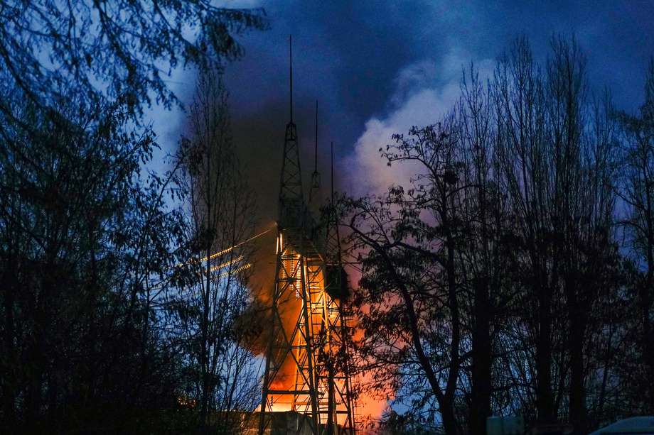 El humo sale de una infraestructura después de un ataque con drones en Kiev, Ucrania, el 19 de diciembre de 2022.
