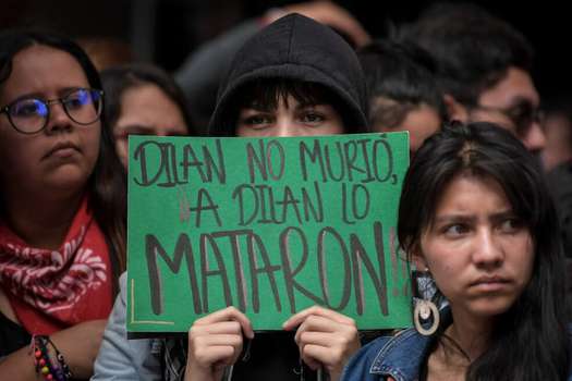 Cientos de ciudadanos han salido a las calles capitalinas a protestar por la muerte violenta del joven. / Mauricio Alvarado - El Espectador