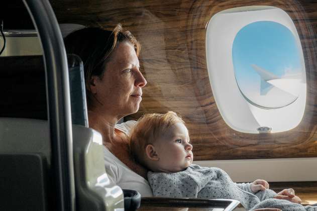 8 consejos prácticos para viajar en avión con tu bebé
